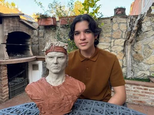 Josué Benjamín junto a un busto en arcilla
